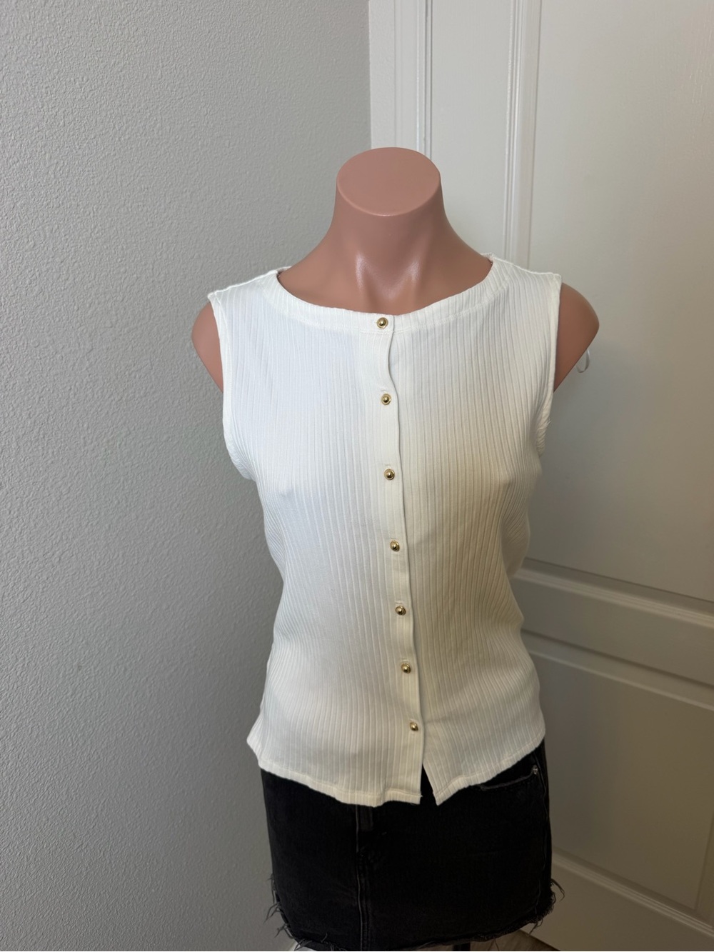 Truth by Republic Sleeveless Ribbed Button-Front Tank Top in White